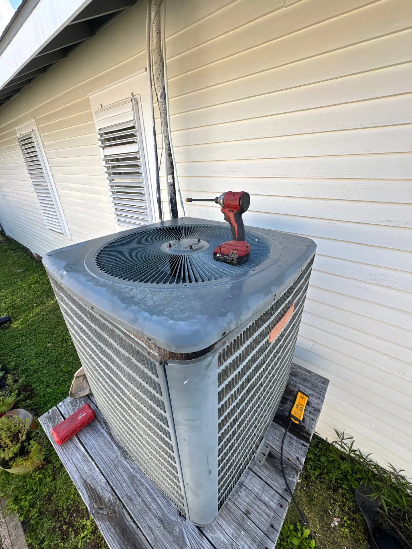 Unit Not Cooling and Maybe Leaking Gas in Galveston